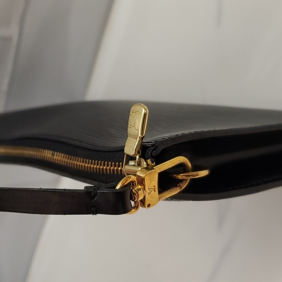 Authentic Louis Vuitton Pochette in Black Epi Leather - Picture 8 of 16